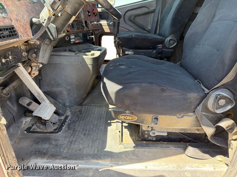 image for item NC9837 2002 International 9200i semi truck