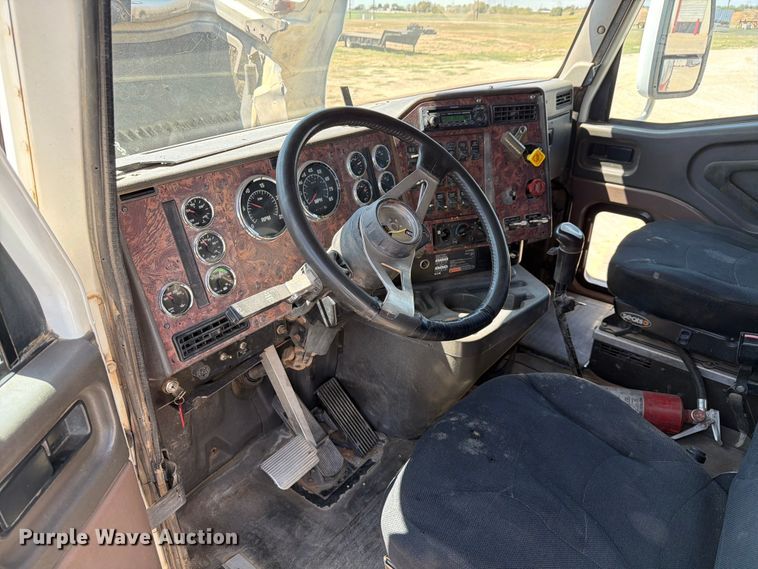 image for item NC9837 2002 International 9200i semi truck