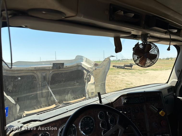 image for item NC9837 2002 International 9200i semi truck
