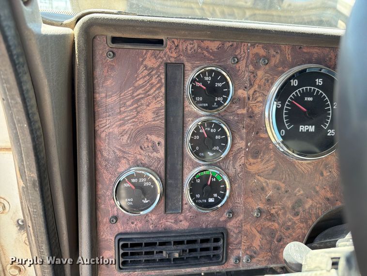 image for item NC9837 2002 International 9200i semi truck