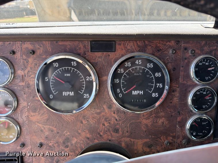 image for item NC9837 2002 International 9200i semi truck