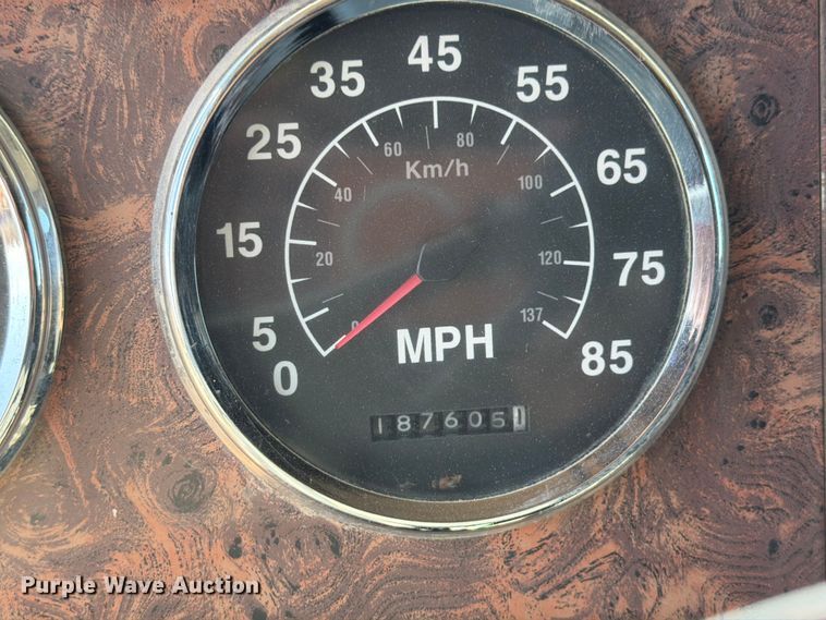 image for item NC9837 2002 International 9200i semi truck