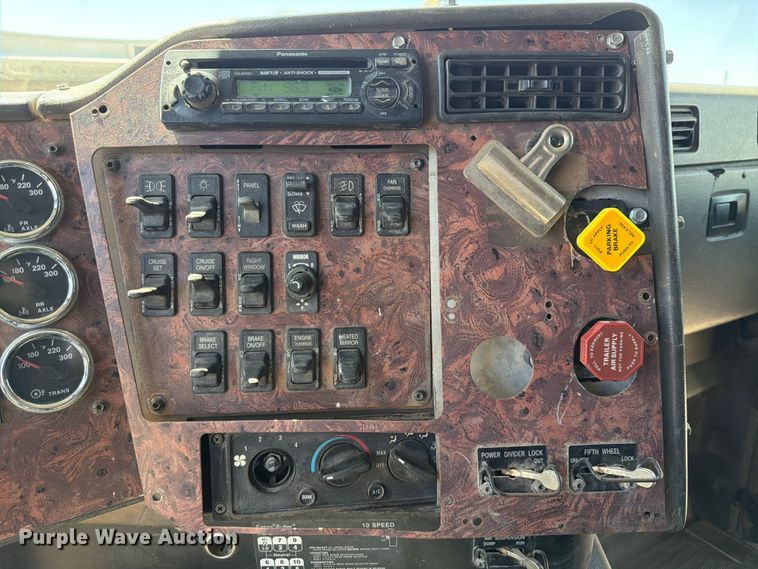 image for item NC9837 2002 International 9200i semi truck