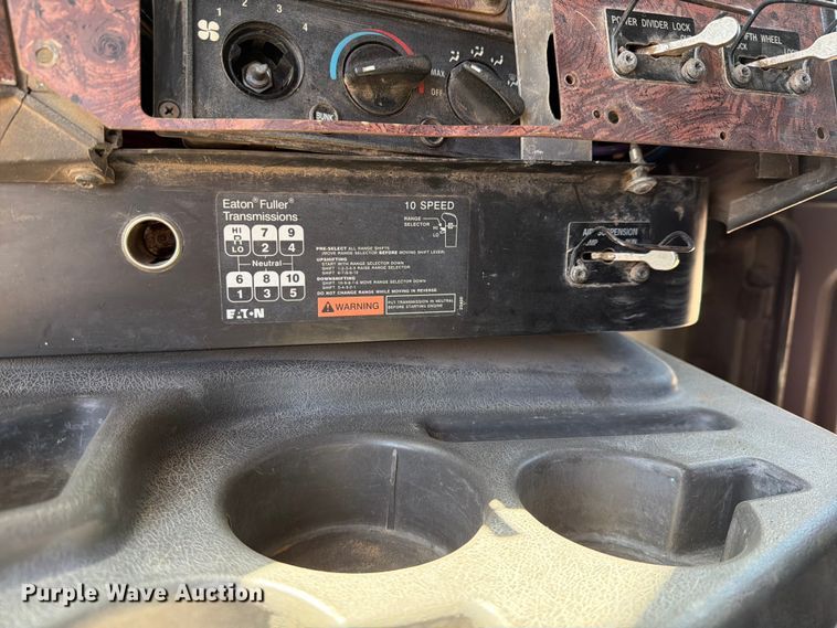 image for item NC9837 2002 International 9200i semi truck