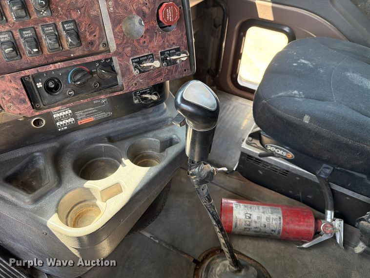 image for item NC9837 2002 International 9200i semi truck