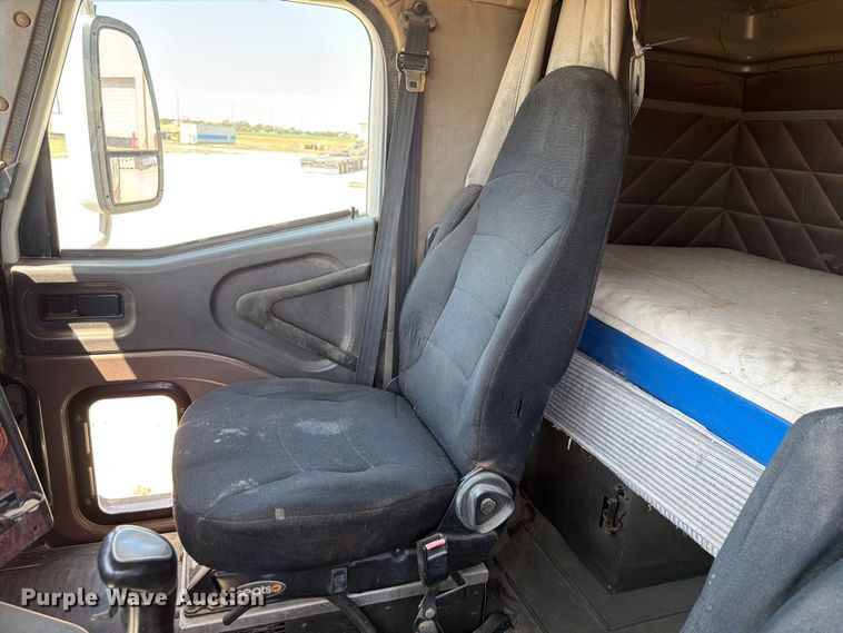 image for item NC9837 2002 International 9200i semi truck