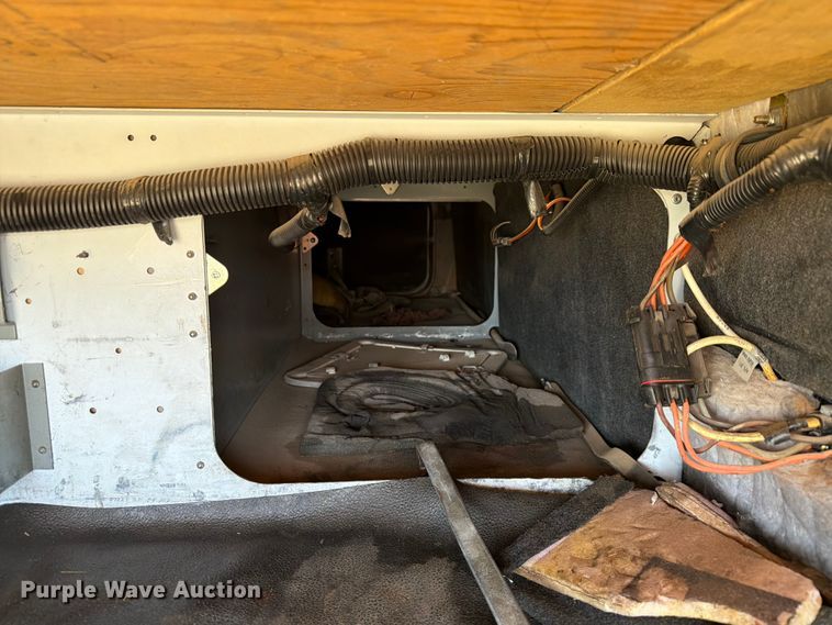 image for item NC9837 2002 International 9200i semi truck