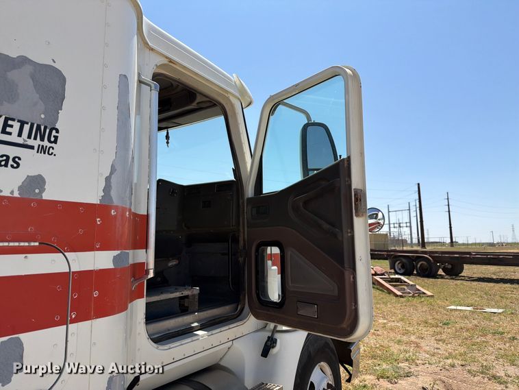 image for item NC9837 2002 International 9200i semi truck