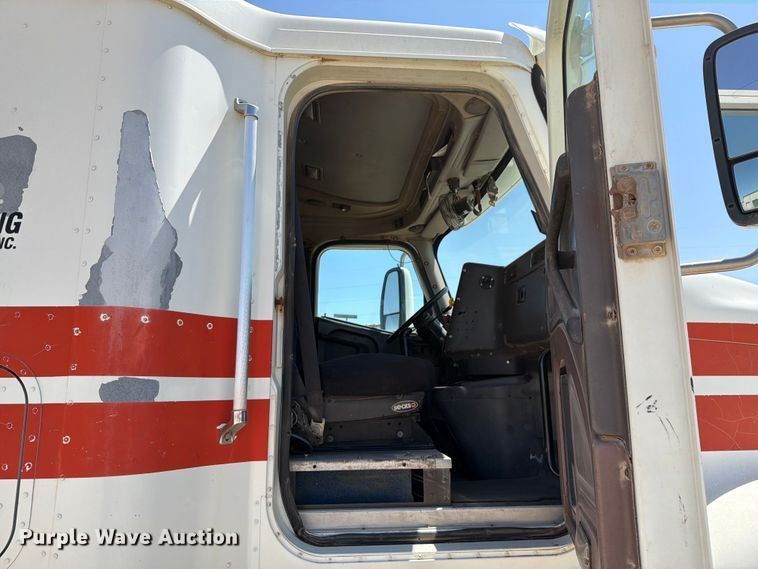 image for item NC9837 2002 International 9200i semi truck