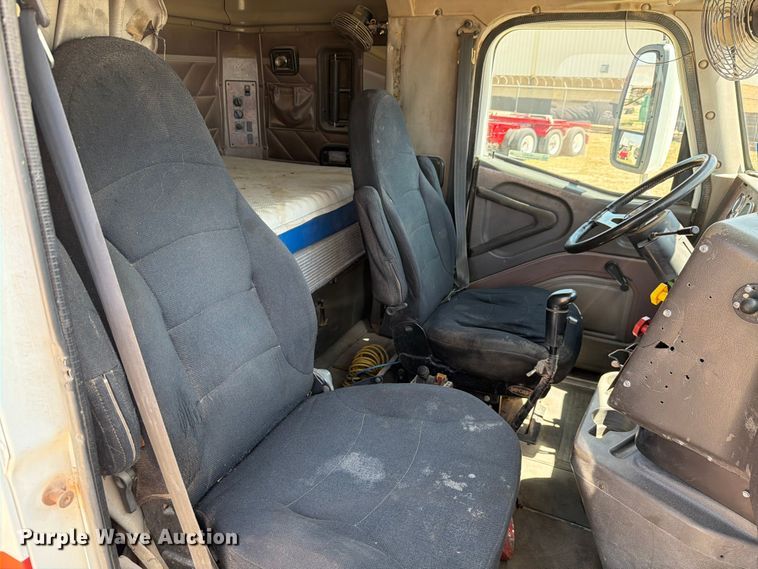 image for item NC9837 2002 International 9200i semi truck