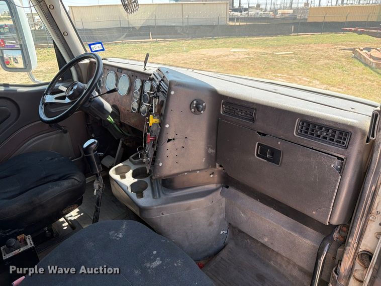 image for item NC9837 2002 International 9200i semi truck