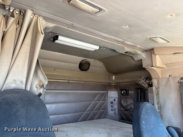 image for item NC9837 2002 International 9200i semi truck