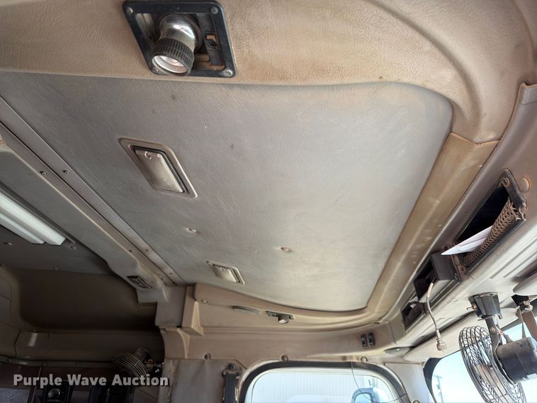 image for item NC9837 2002 International 9200i semi truck