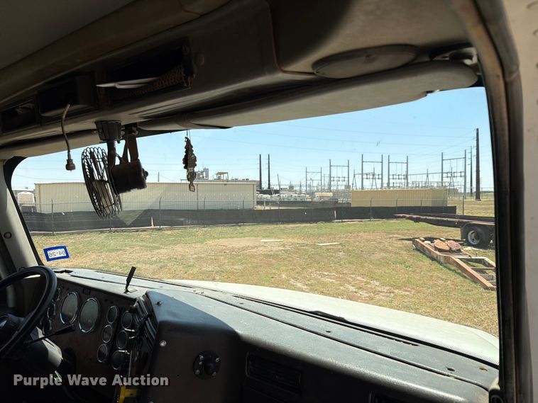 image for item NC9837 2002 International 9200i semi truck