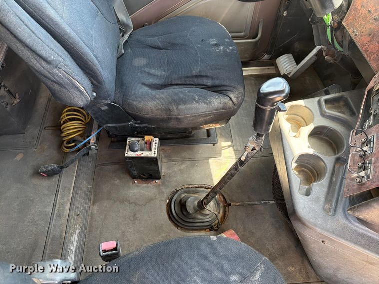 image for item NC9837 2002 International 9200i semi truck