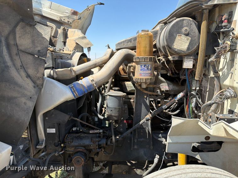 image for item NC9837 2002 International 9200i semi truck