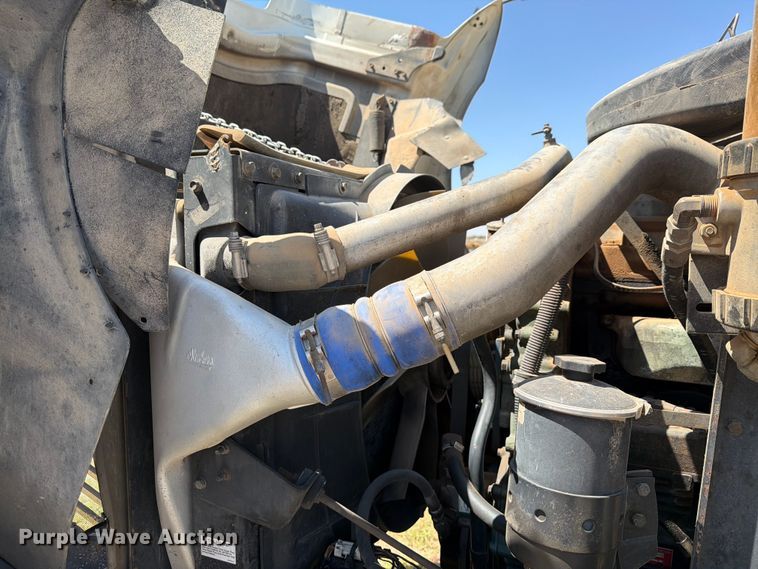 image for item NC9837 2002 International 9200i semi truck