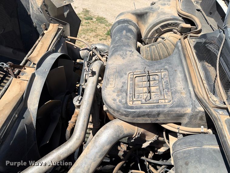 image for item NC9837 2002 International 9200i semi truck
