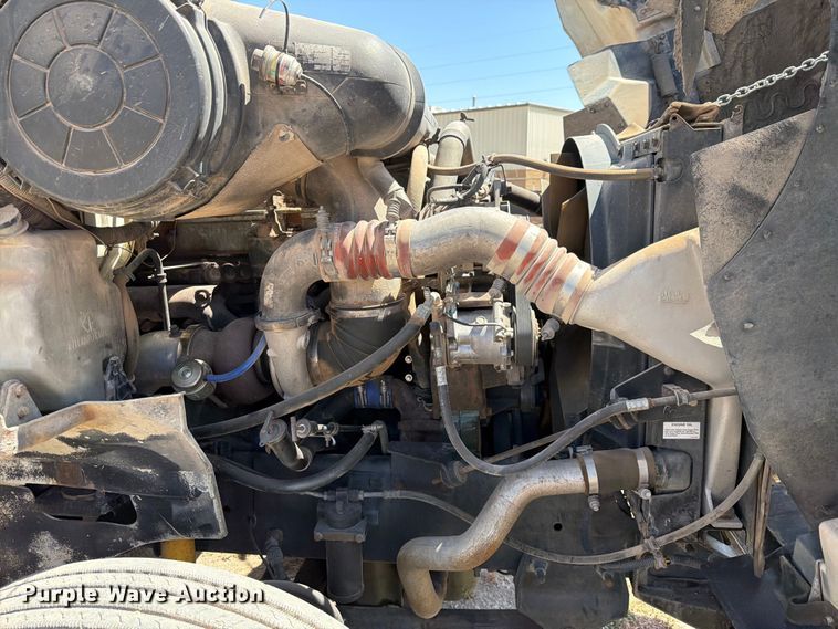 image for item NC9837 2002 International 9200i semi truck
