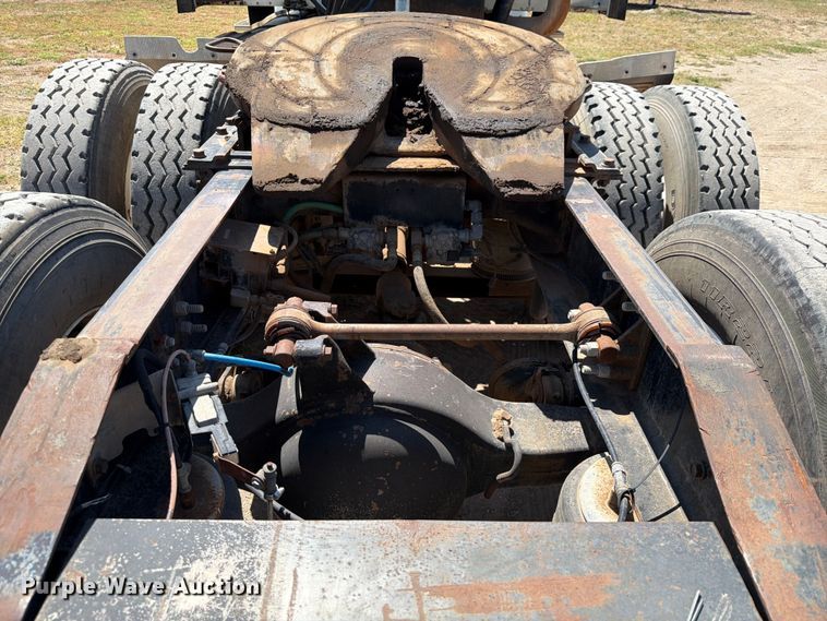 image for item NC9837 2002 International 9200i semi truck