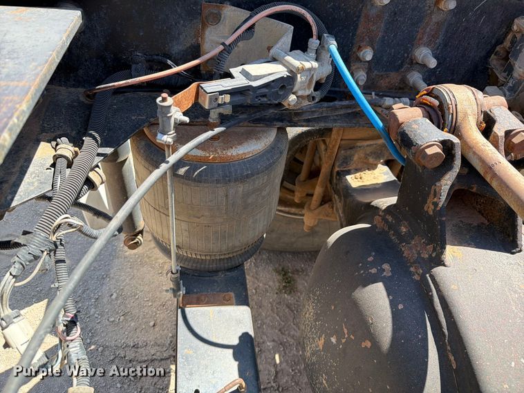 image for item NC9837 2002 International 9200i semi truck