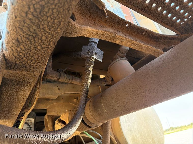 image for item NC9837 2002 International 9200i semi truck