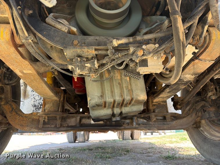 image for item NC9837 2002 International 9200i semi truck
