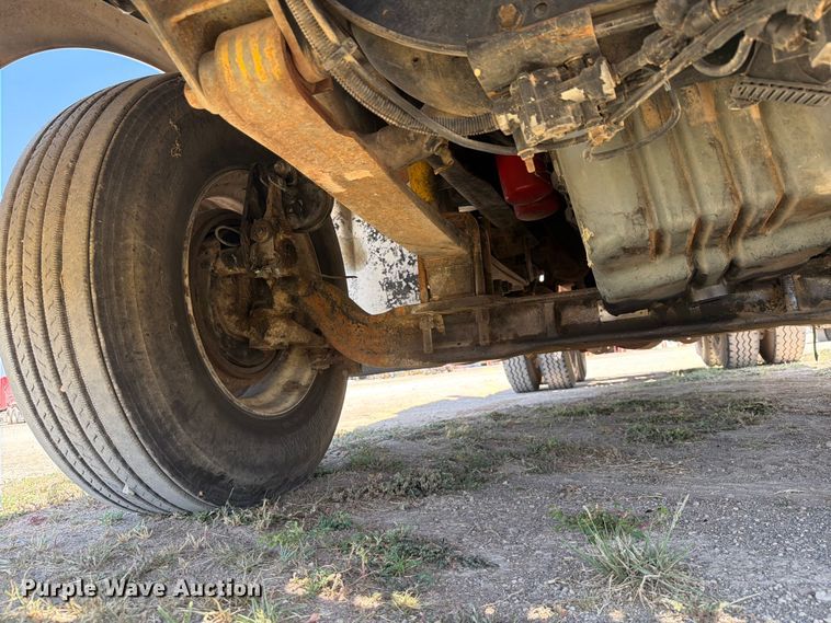 image for item NC9837 2002 International 9200i semi truck