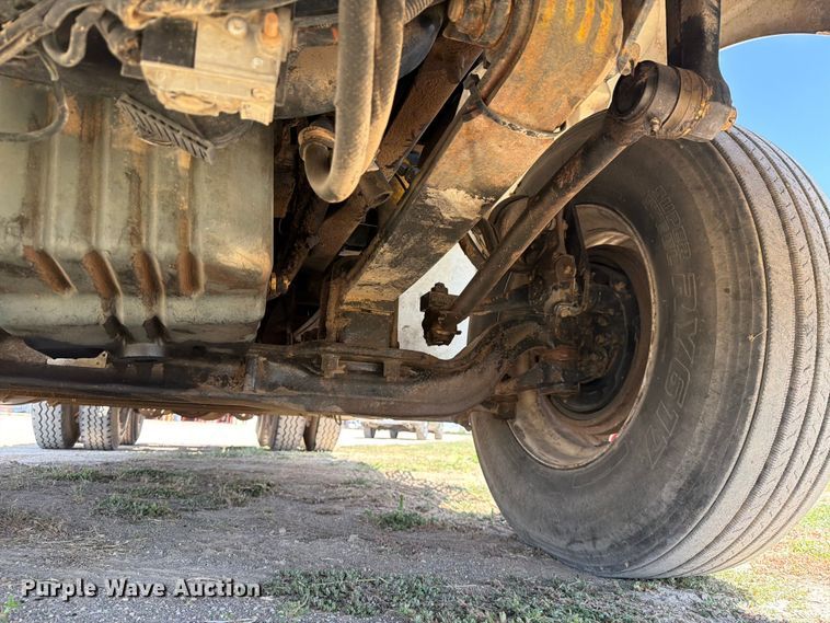 image for item NC9837 2002 International 9200i semi truck
