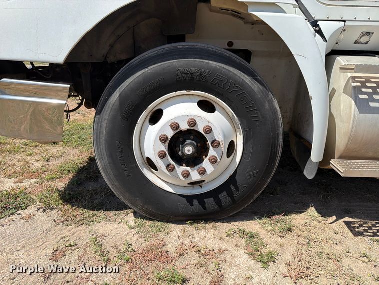 image for item NC9837 2002 International 9200i semi truck