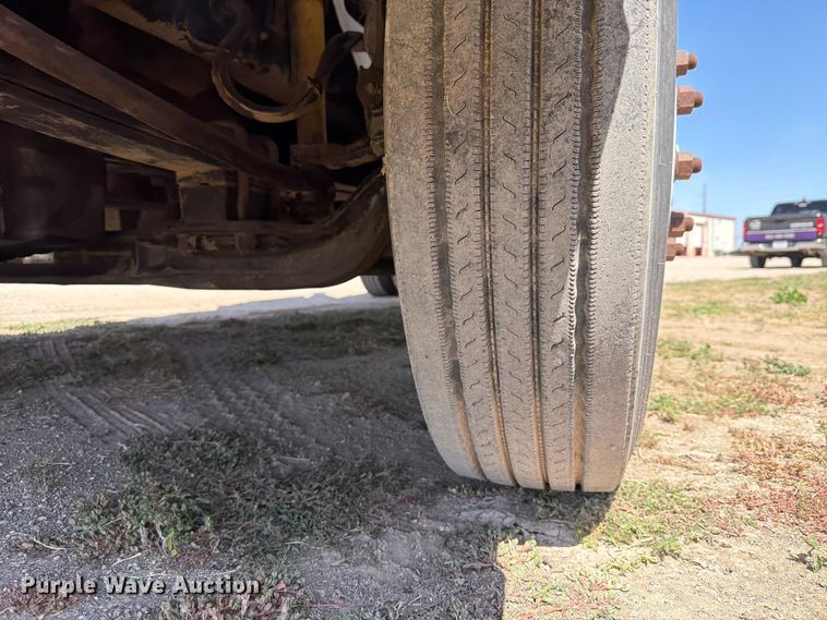 image for item NC9837 2002 International 9200i semi truck