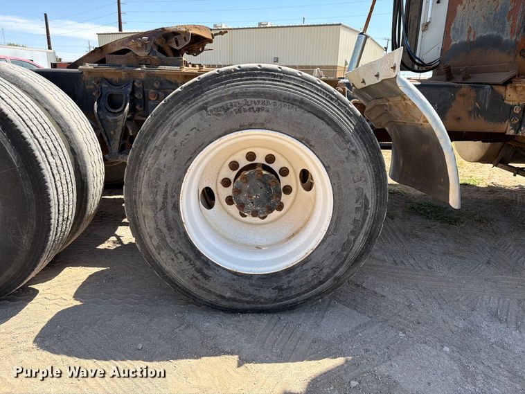 image for item NC9837 2002 International 9200i semi truck