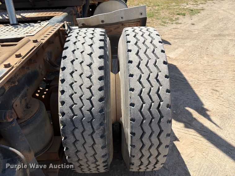 image for item NC9837 2002 International 9200i semi truck