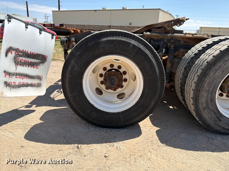 image for item NC9837 2002 International 9200i semi truck