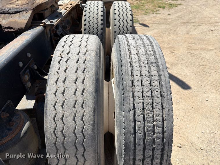 image for item NC9837 2002 International 9200i semi truck