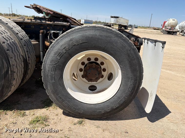 image for item NC9837 2002 International 9200i semi truck