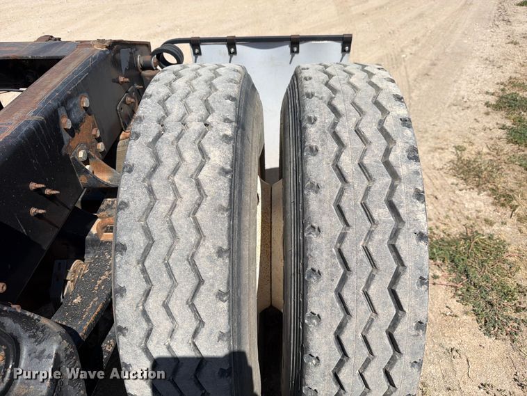 image for item NC9837 2002 International 9200i semi truck