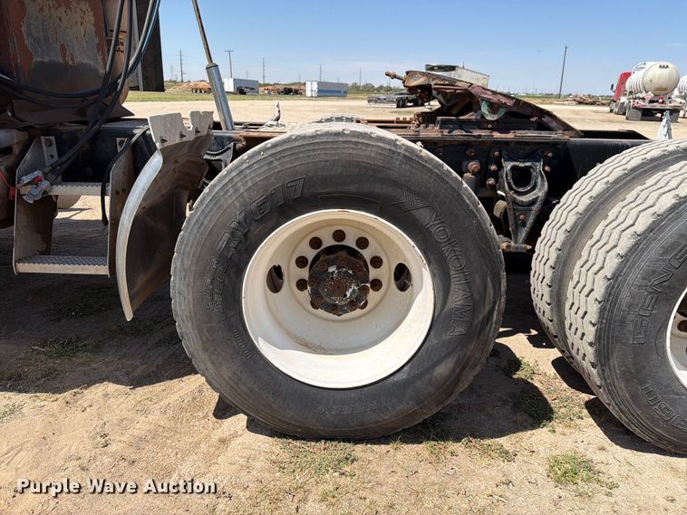 image for item NC9837 2002 International 9200i semi truck