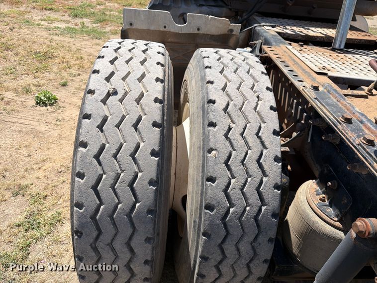 image for item NC9837 2002 International 9200i semi truck