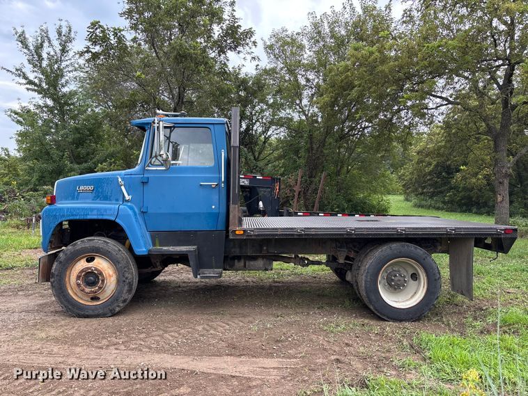 image for item NM9945 1987 Ford LN8000 flatbed truck