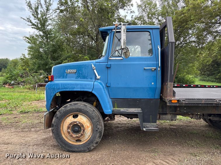 image for item NM9945 1987 Ford LN8000 flatbed truck
