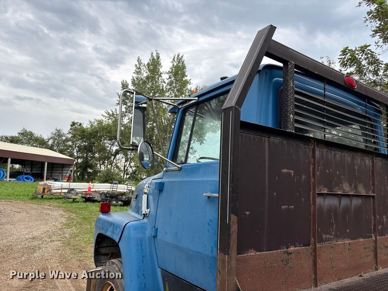 image for item NM9945 1987 Ford LN8000 flatbed truck