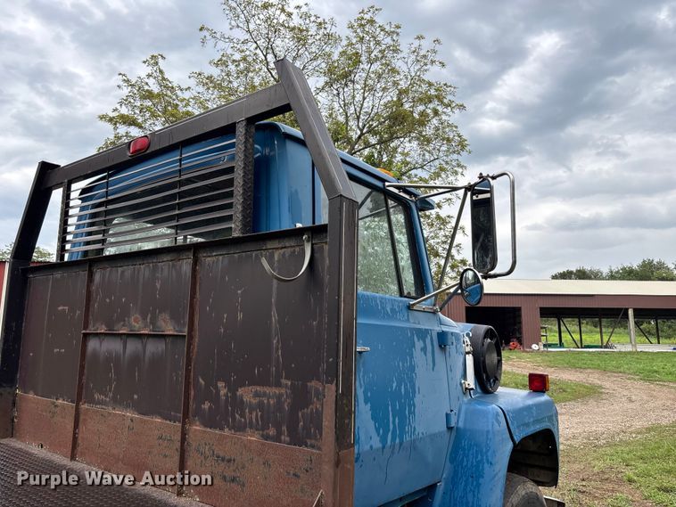 image for item NM9945 1987 Ford LN8000 flatbed truck