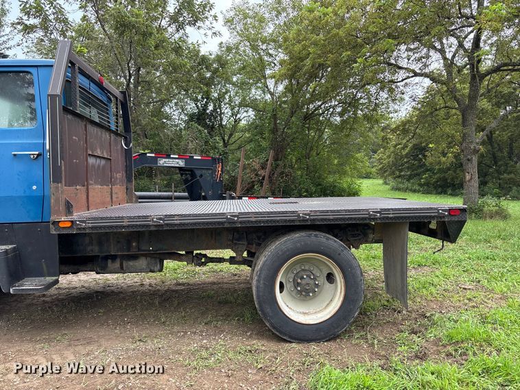 image for item NM9945 1987 Ford LN8000 flatbed truck