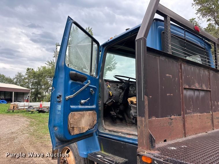 image for item NM9945 1987 Ford LN8000 flatbed truck