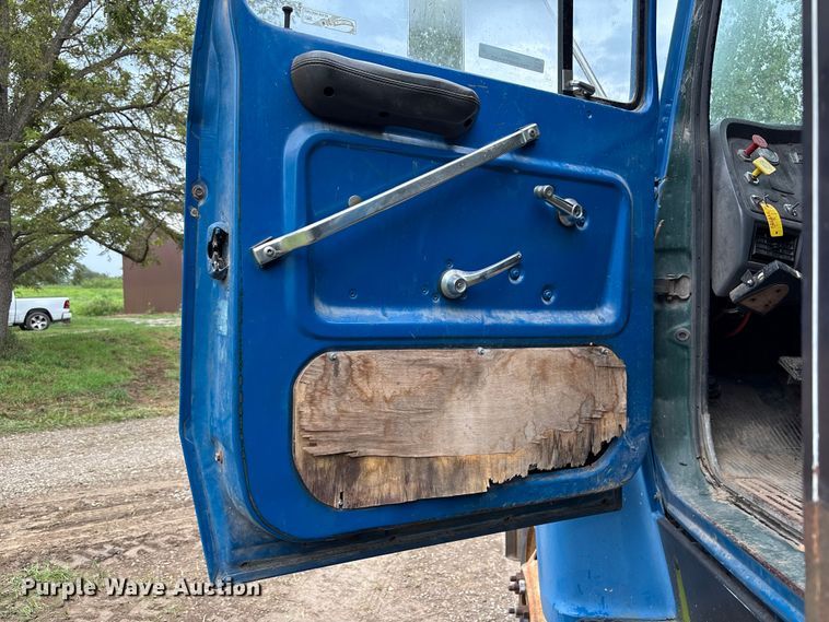 image for item NM9945 1987 Ford LN8000 flatbed truck