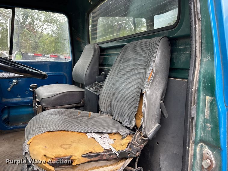 image for item NM9945 1987 Ford LN8000 flatbed truck