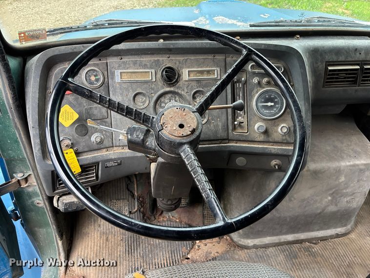 image for item NM9945 1987 Ford LN8000 flatbed truck
