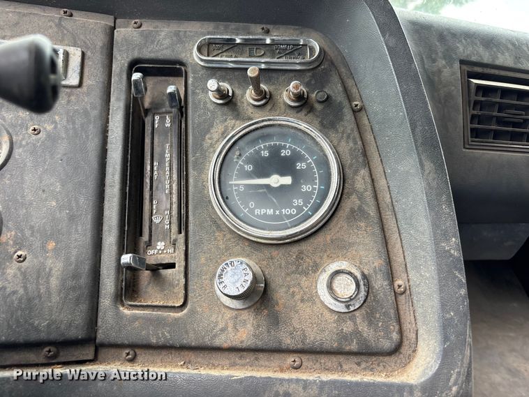 image for item NM9945 1987 Ford LN8000 flatbed truck