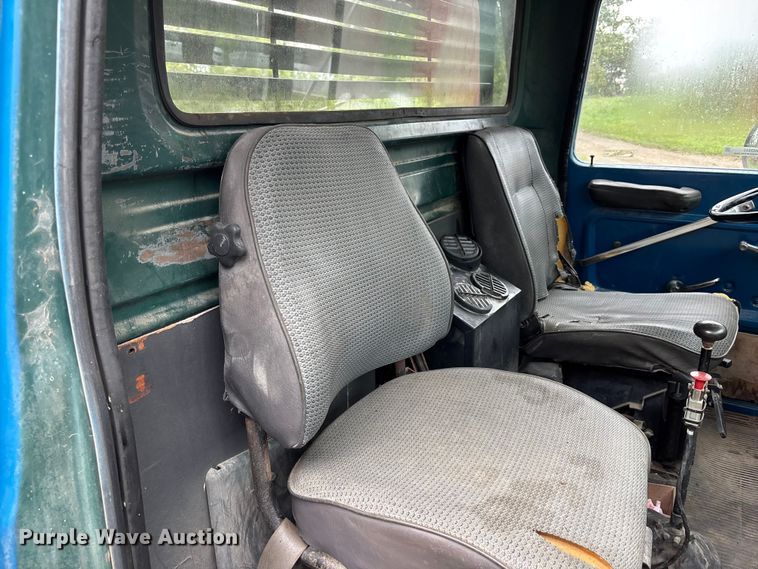image for item NM9945 1987 Ford LN8000 flatbed truck